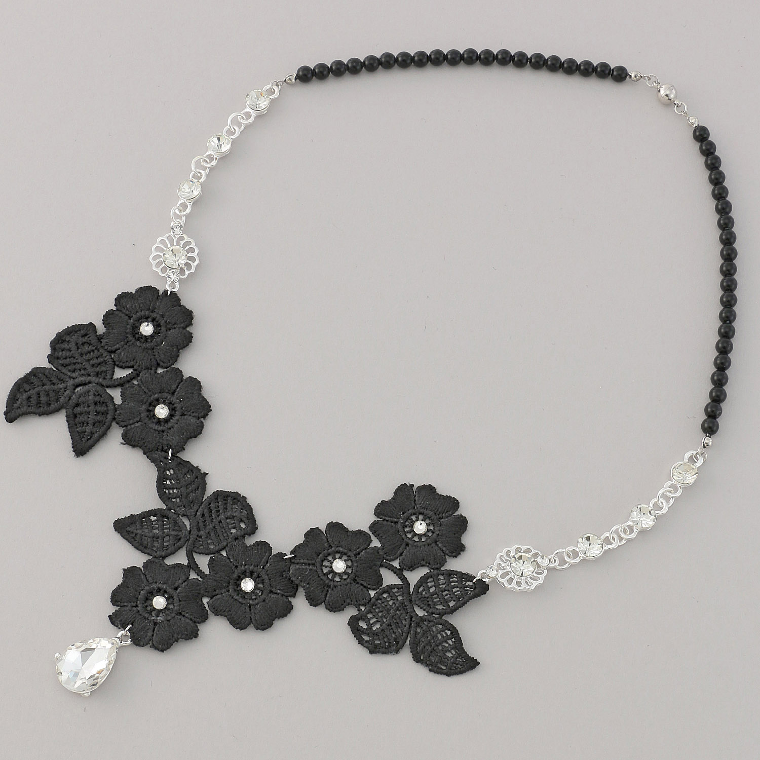 花刺繍ビジューネックレス