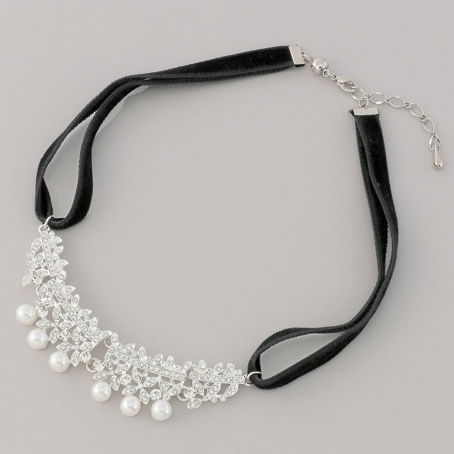 ベロアショートネックレス