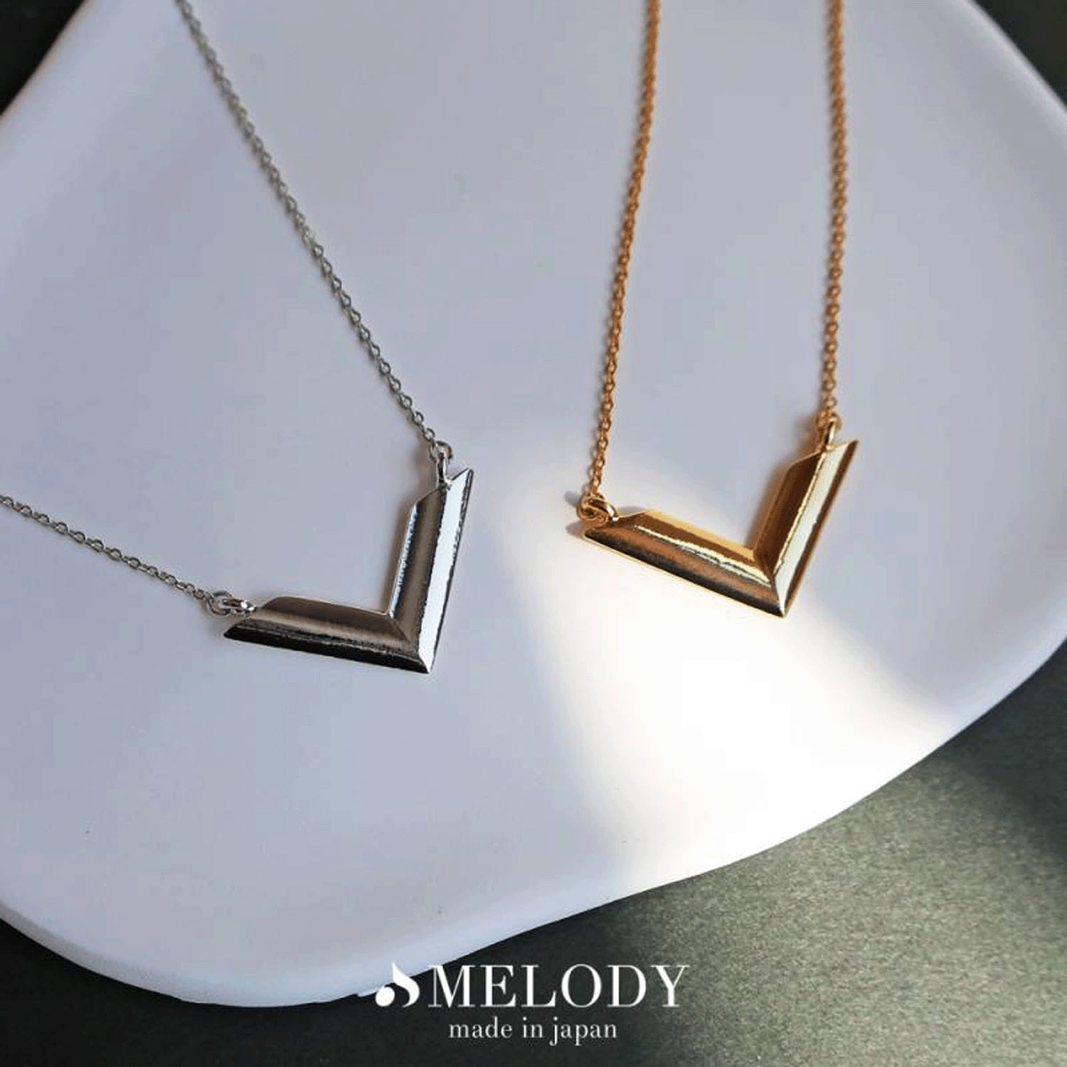 Vメタルネックレス