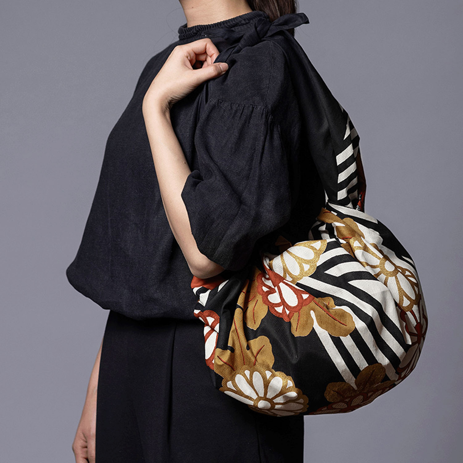 風呂敷120cm 雪月花 菊に流水小袖クロ - 画像5