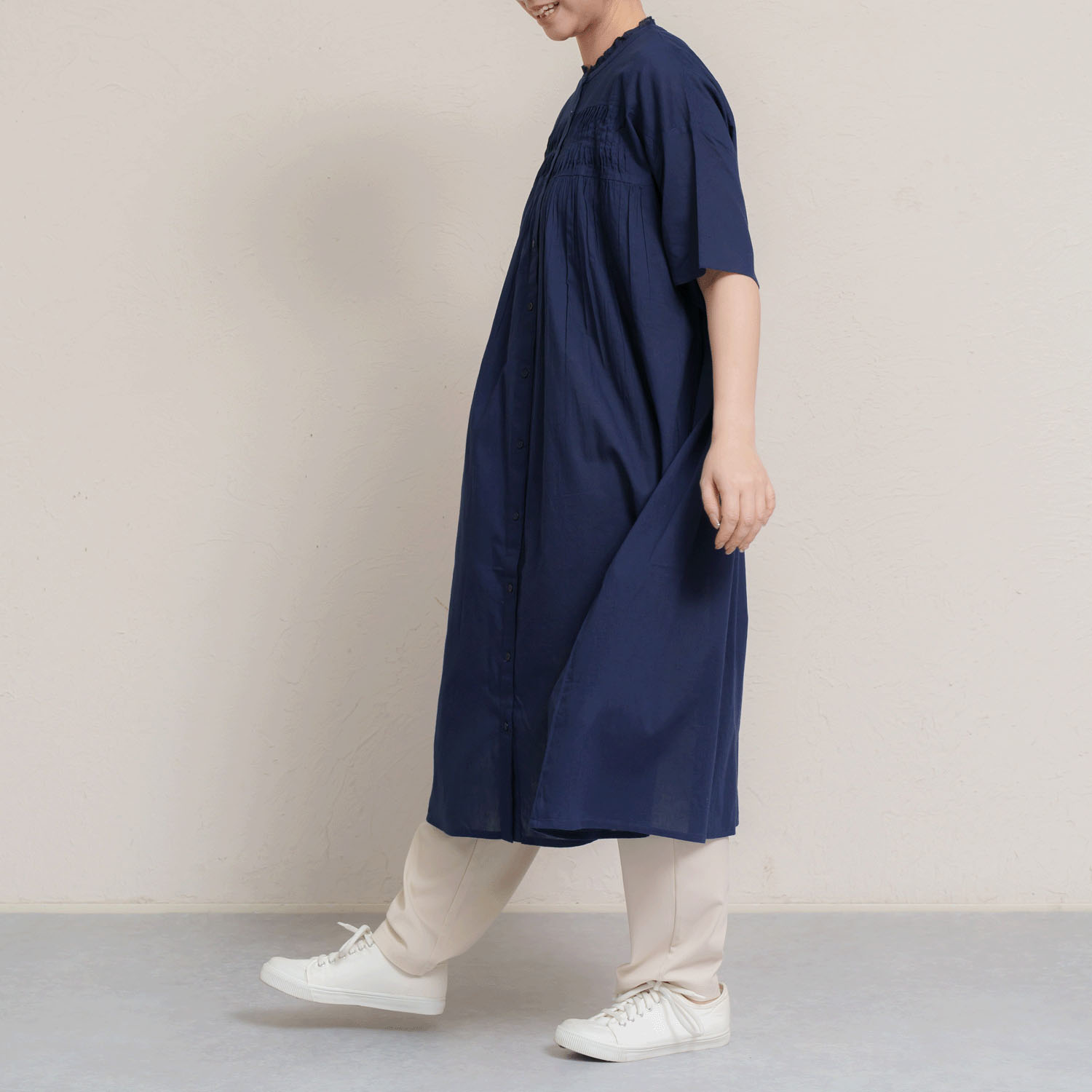 胸元ウェーブピンタック前開きワンピース - 画像16