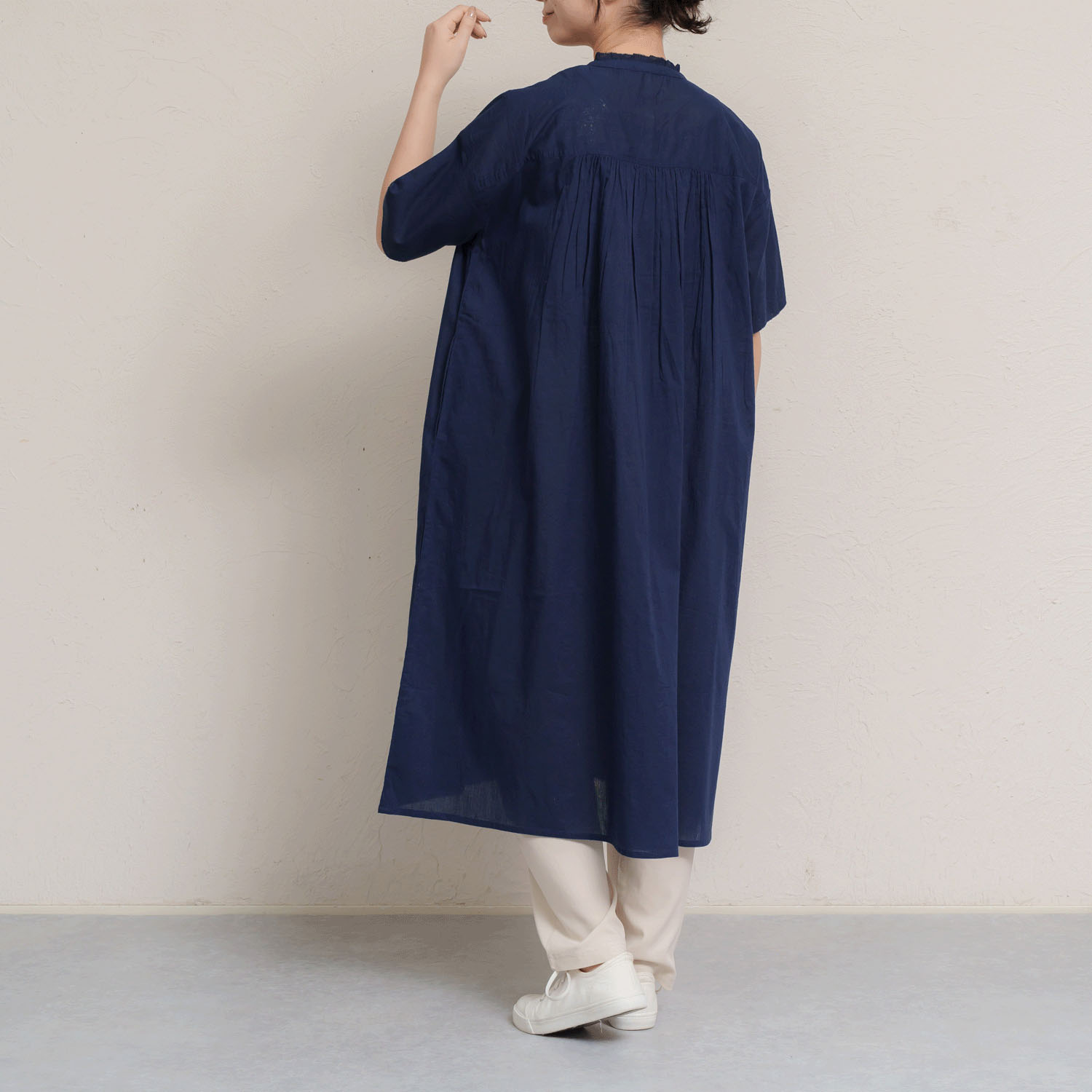 胸元ウェーブピンタック前開きワンピース - 画像17