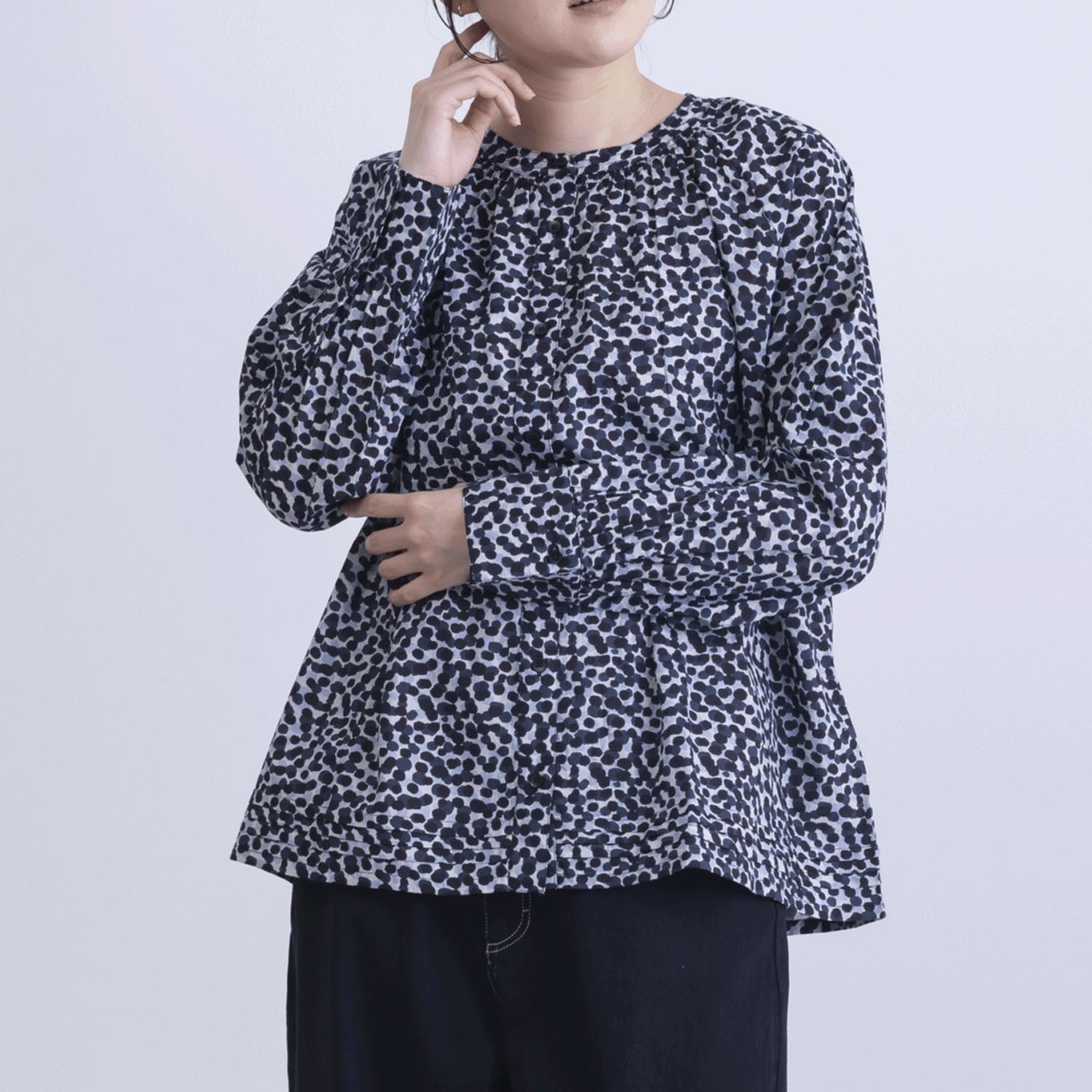 ランダムドットプリント前開きブラウス - 画像2