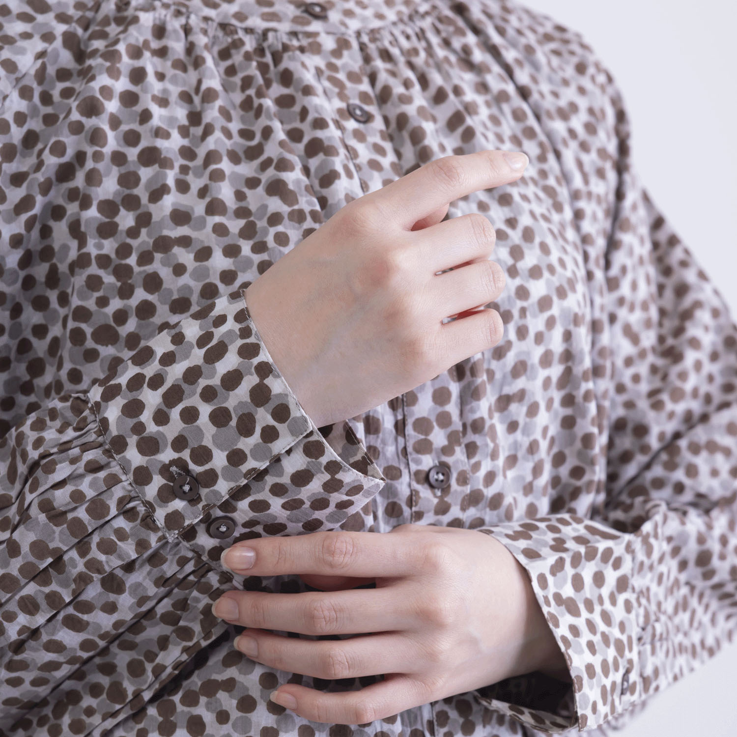 ランダムドットプリント前開きブラウス - 画像11