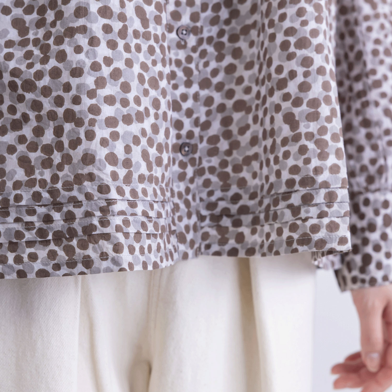 ランダムドットプリント前開きブラウス - 画像12