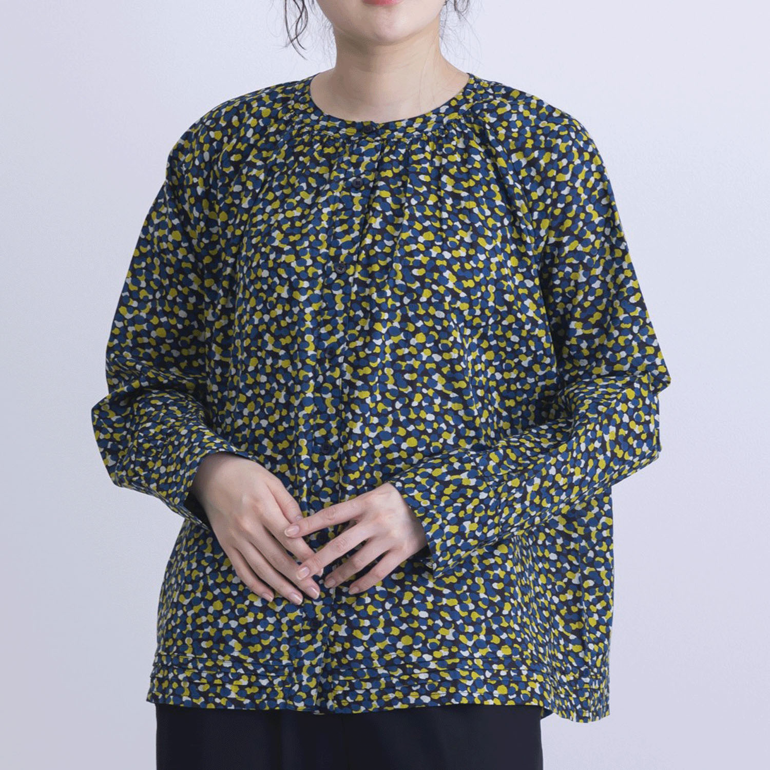 ランダムドットプリント前開きブラウス - 画像1