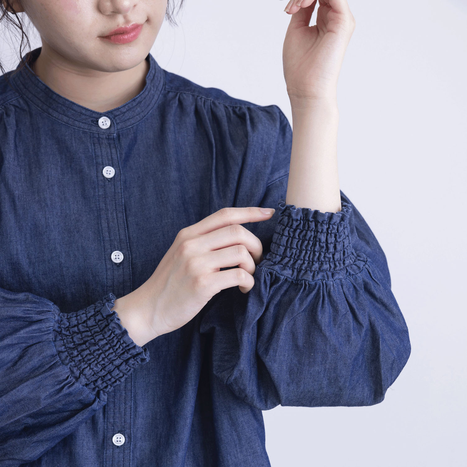 袖口シャーリング前開きデニムブラウス - 画像13