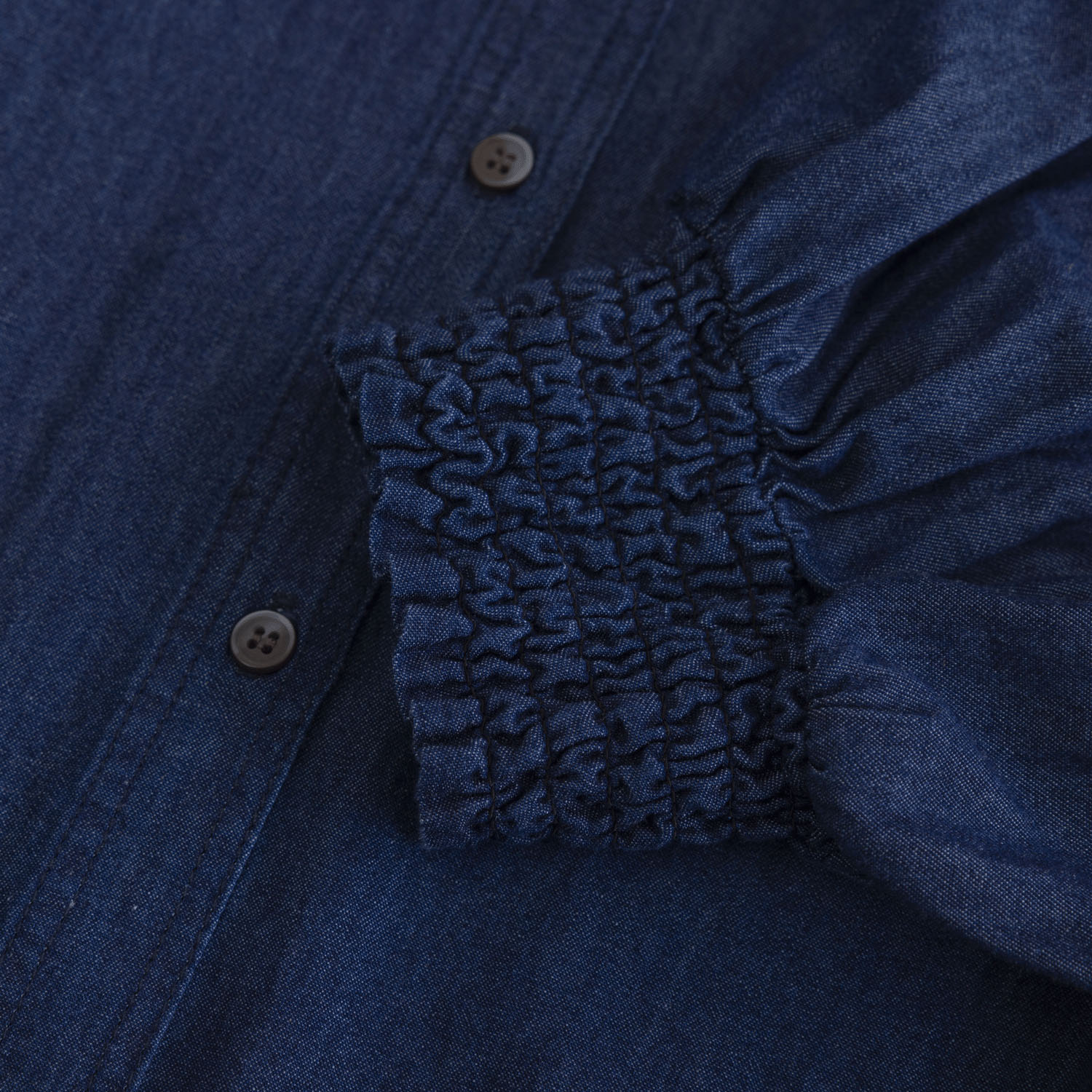 袖口シャーリング前開きデニムブラウス - 画像16