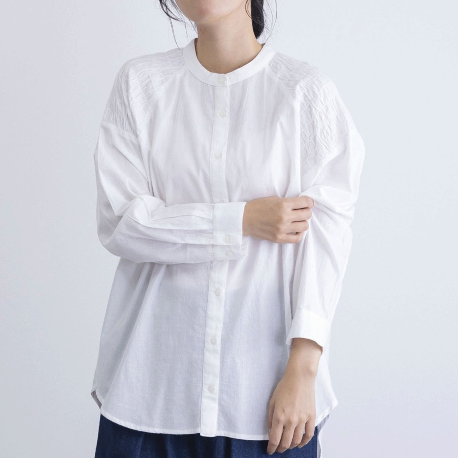 肩シャーリング無地シャツブラウス - 画像2