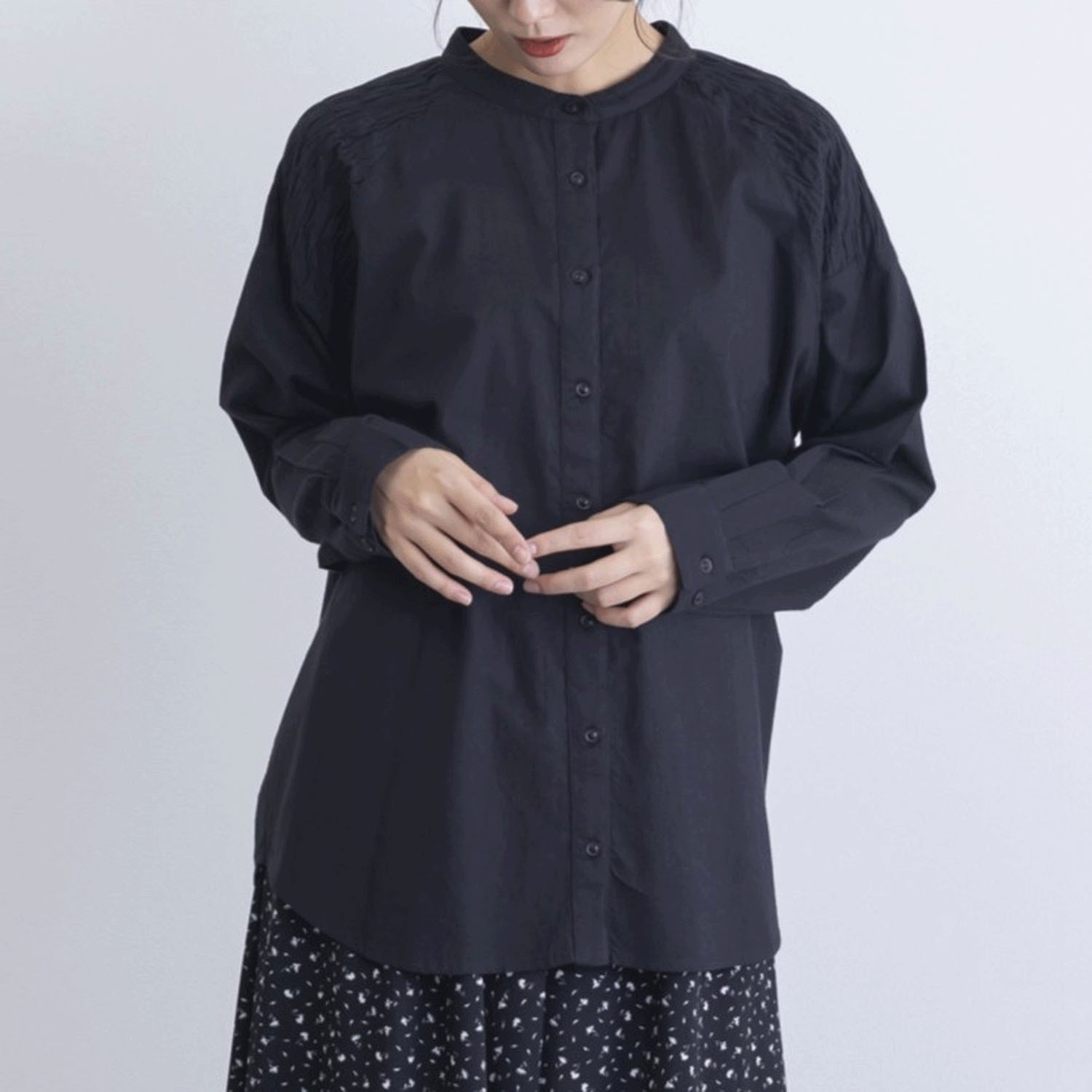 肩シャーリング無地シャツブラウス - 画像6