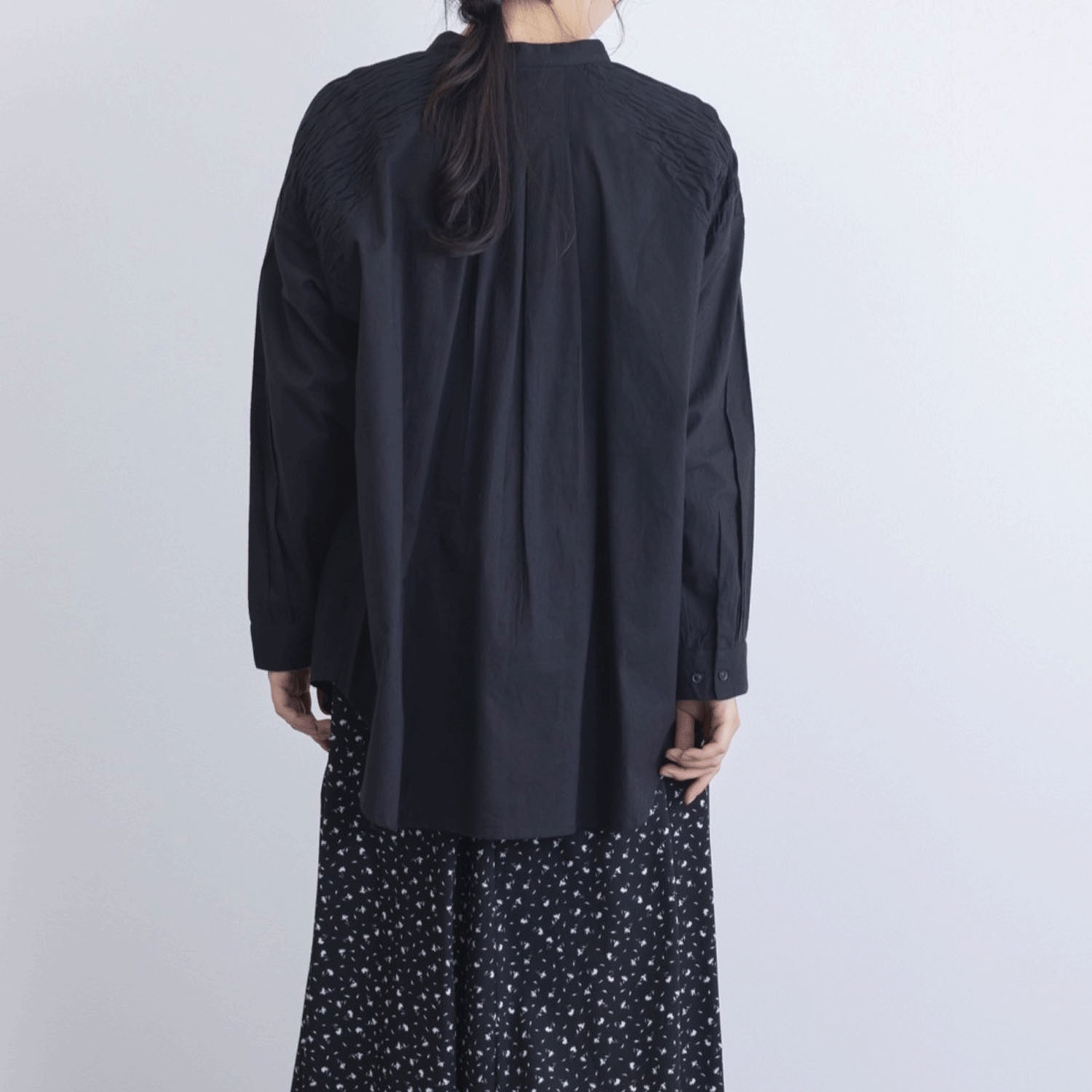 肩シャーリング無地シャツブラウス - 画像8