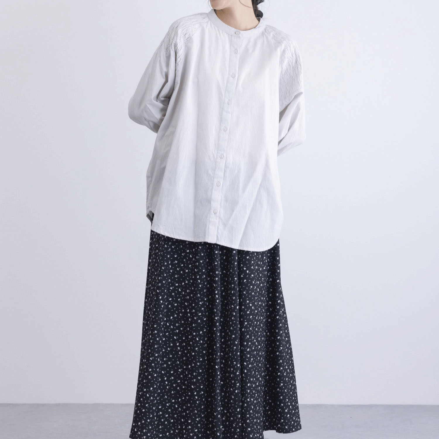 肩シャーリング無地シャツブラウス - 画像10