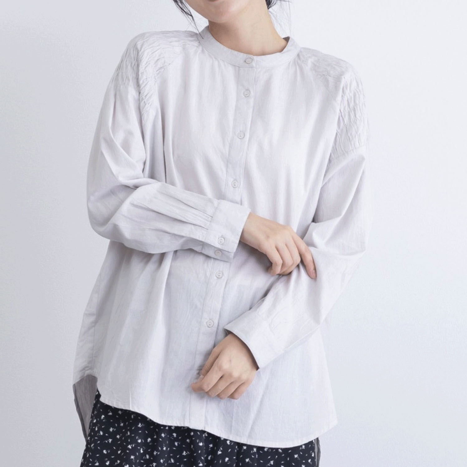 肩シャーリング無地シャツブラウス