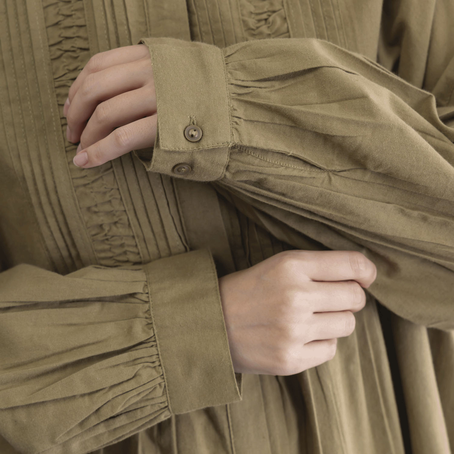 胸元シャーリング＆ピンタックブラウス - 画像11