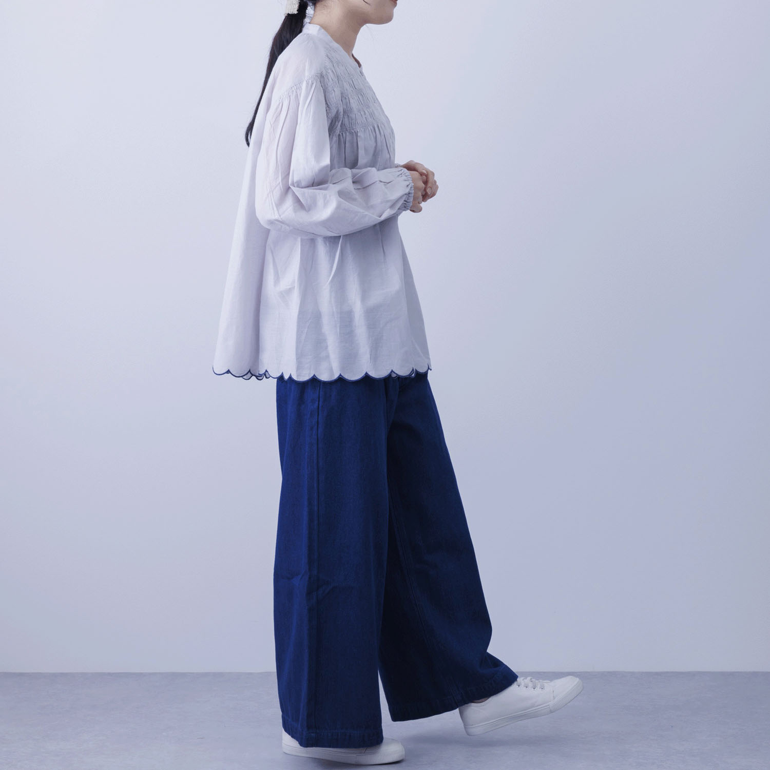 胸元シャーリング裾スカラップブラウス - 画像3