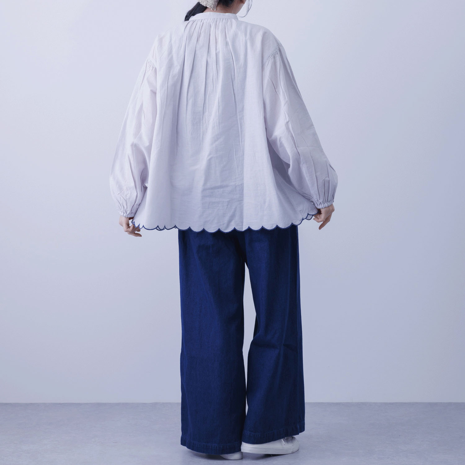 胸元シャーリング裾スカラップブラウス - 画像4