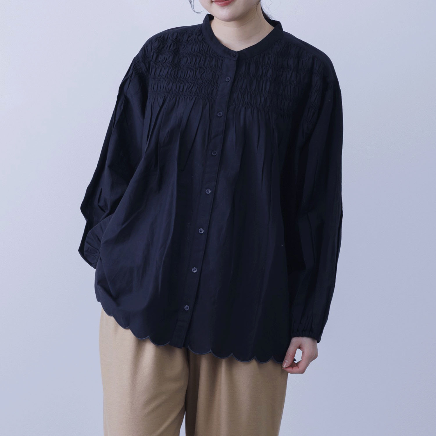 胸元シャーリング裾スカラップブラウス - 画像7