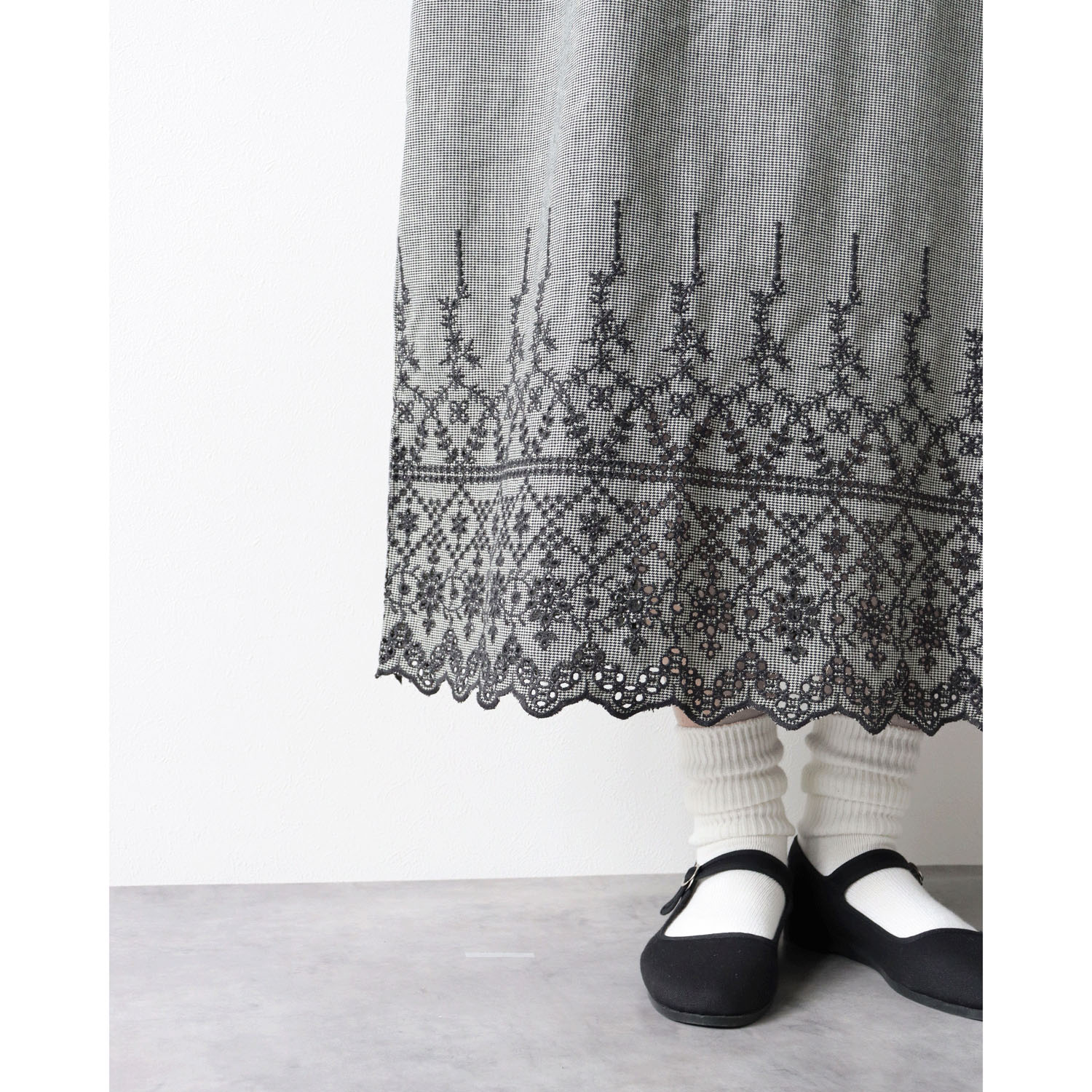 ノンノ 布帛綿麻＋裾パネル刺繍ワンピース - 画像4