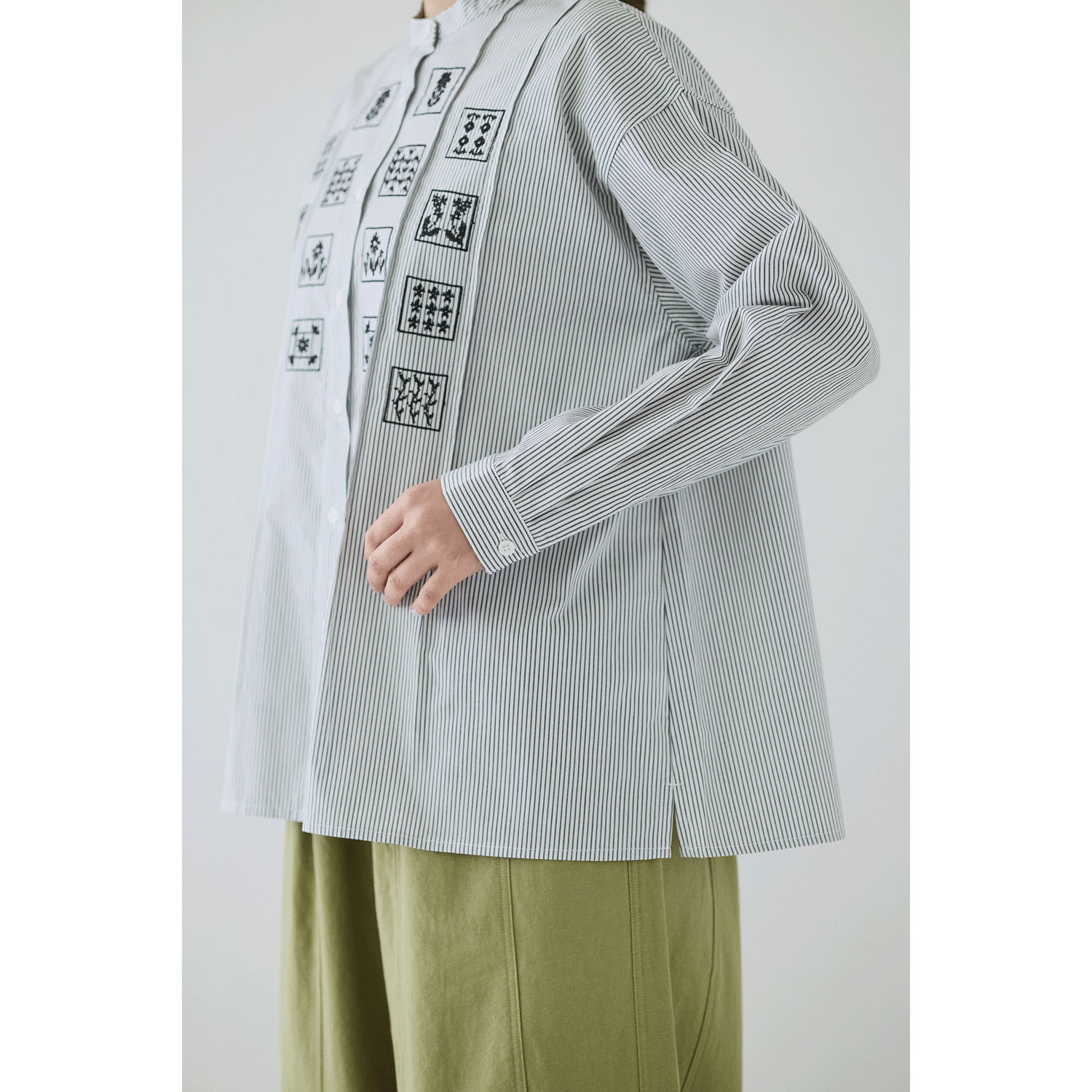 cloudnine ノンノ ブロックパネル刺繍入りブラウス - 画像3