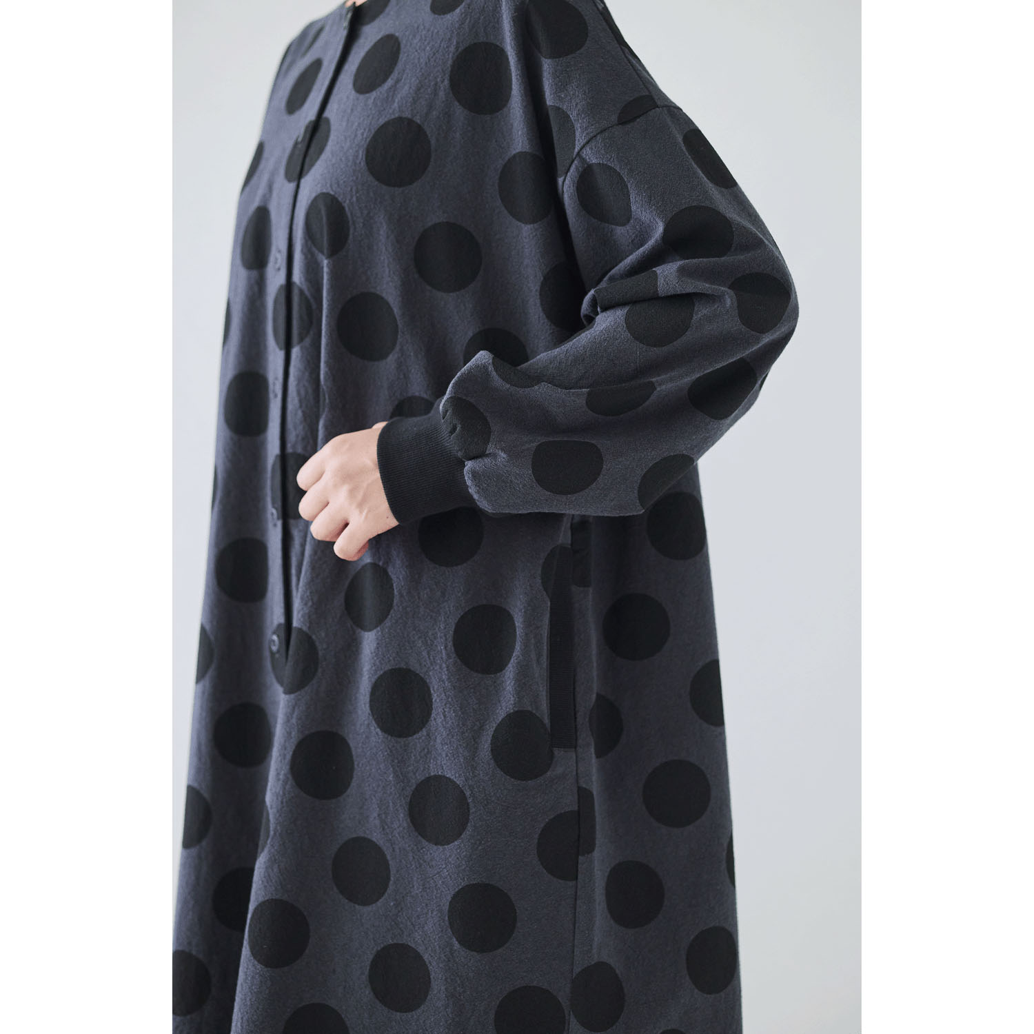 cloudnine ノンノ ドット柄プリント＋リブ 前開きワンピース - 画像15