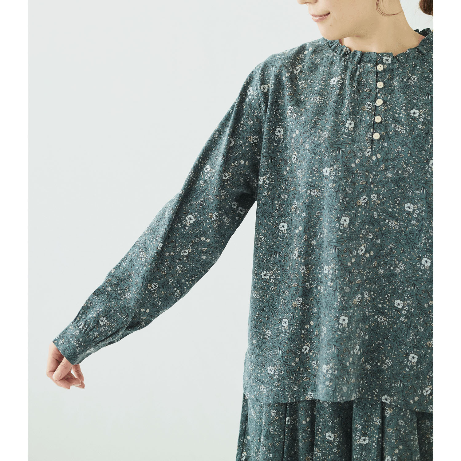 ノンノ フリルネックギャザー入りブラウス - 画像4