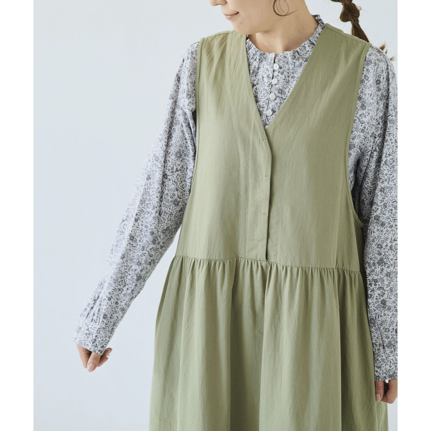 ノンノ フリルネックギャザー入りブラウス - 画像7