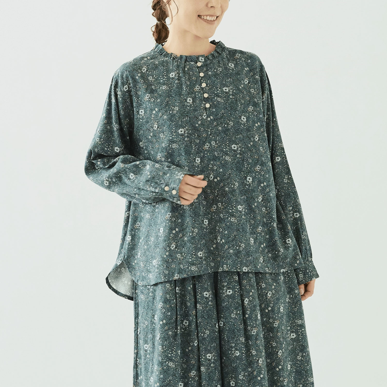 ノンノ フリルネックギャザー入りブラウス - 画像1