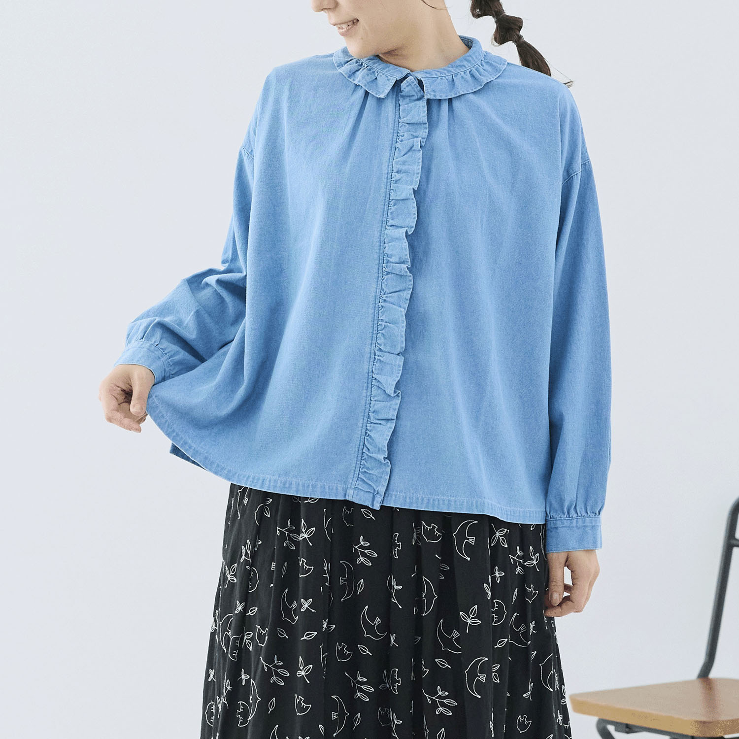 cloudnine ノンノ 布帛デニムフリル付ブラウス - 画像1