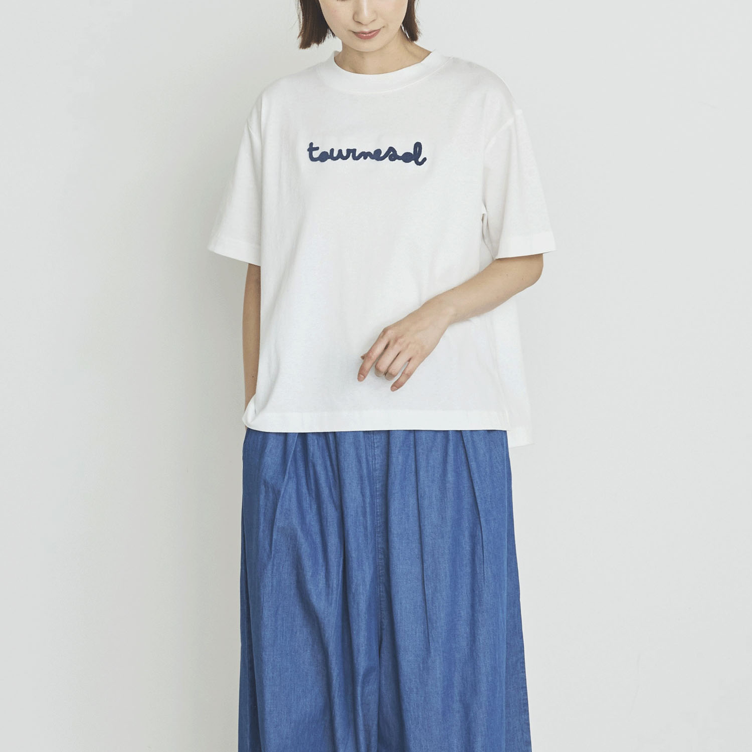 オーブ m．n ブラシ刺繍ワイドクルーネックTシャツ - 画像1