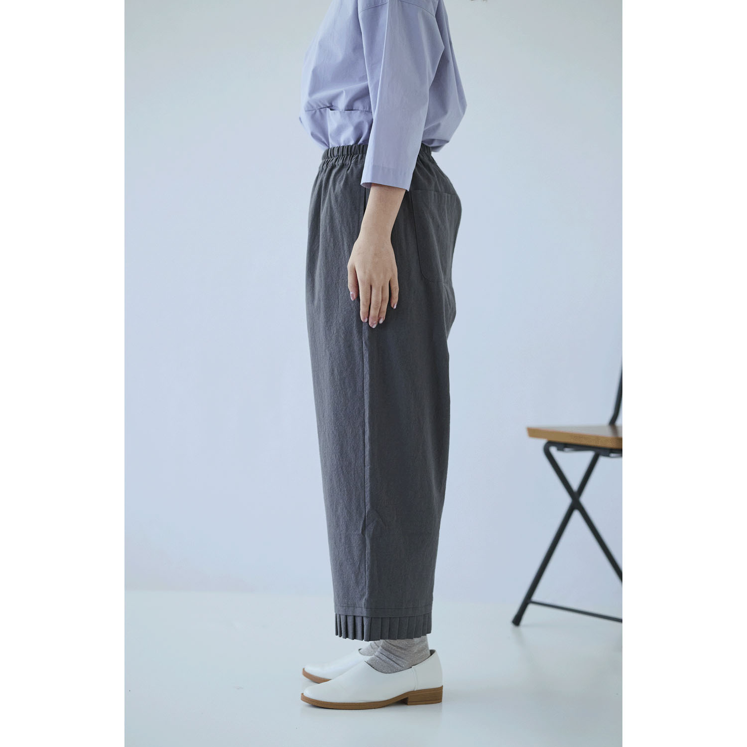 cloudnine ノンノ  先染め綿麻無地 裾タックフリル 9分丈パンツ - 画像4