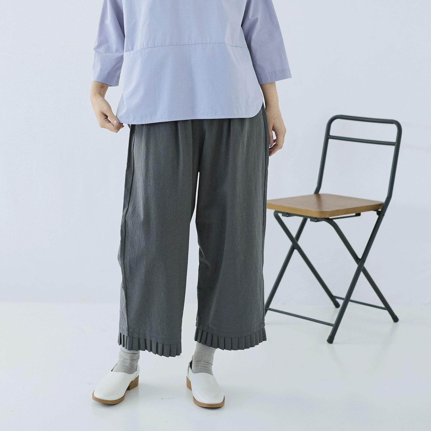 cloudnine ノンノ  先染め綿麻無地 裾タックフリル 9分丈パンツ - 画像1