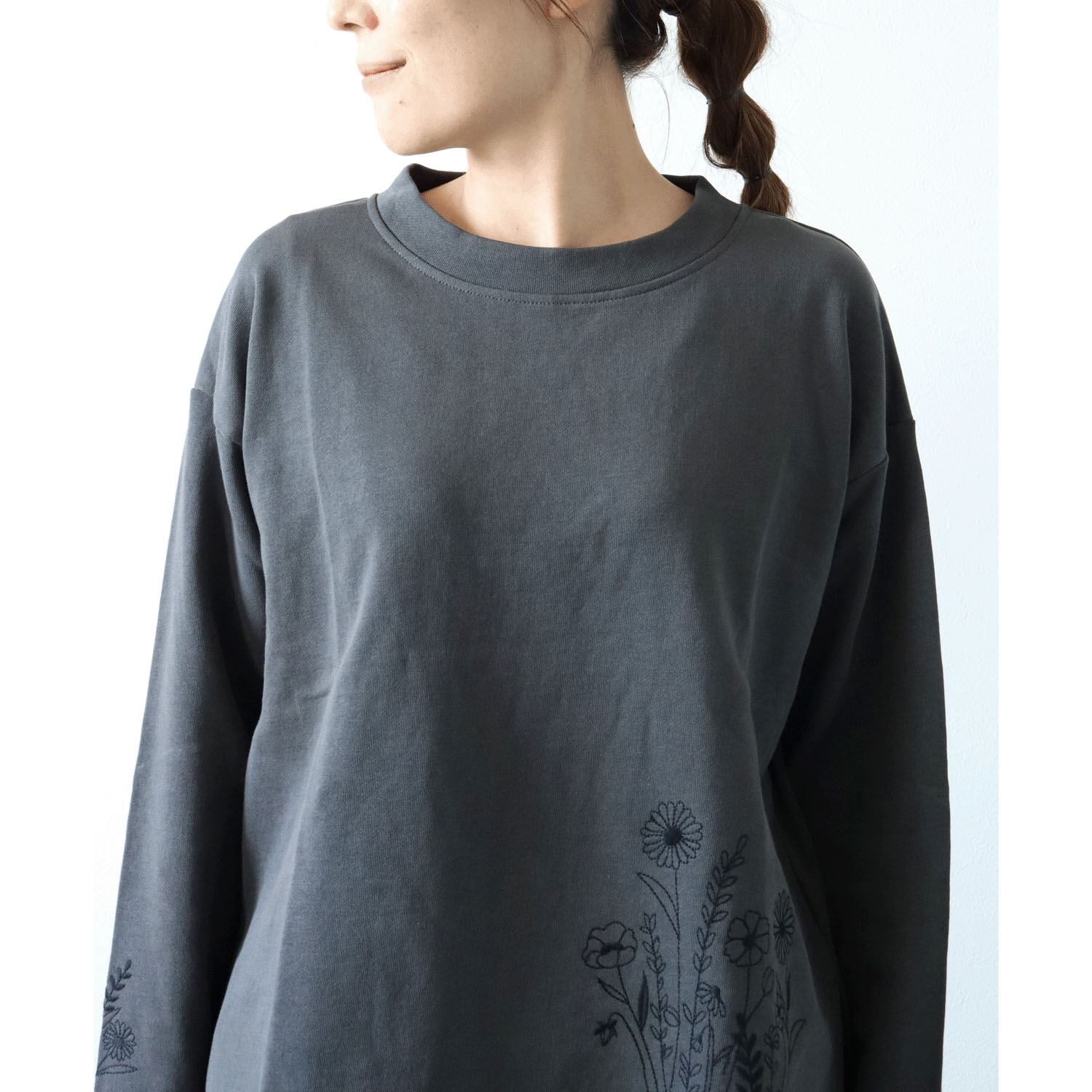 cloudnine ノンノ 裏毛無地先染め無地 ＋花柄刺繍入り カットソー - 画像2