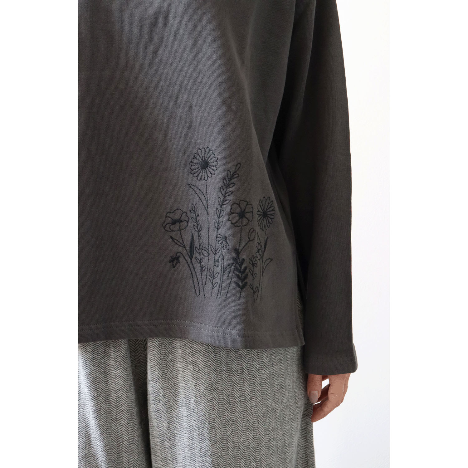 cloudnine ノンノ 裏毛無地先染め無地 ＋花柄刺繍入り カットソー - 画像3