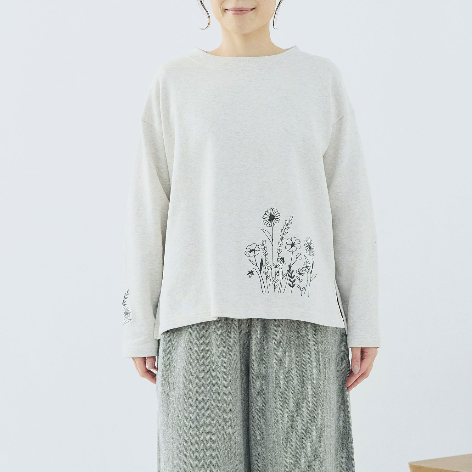 cloudnine ノンノ 裏毛無地先染め無地 ＋花柄刺繍入り カットソー - 画像4