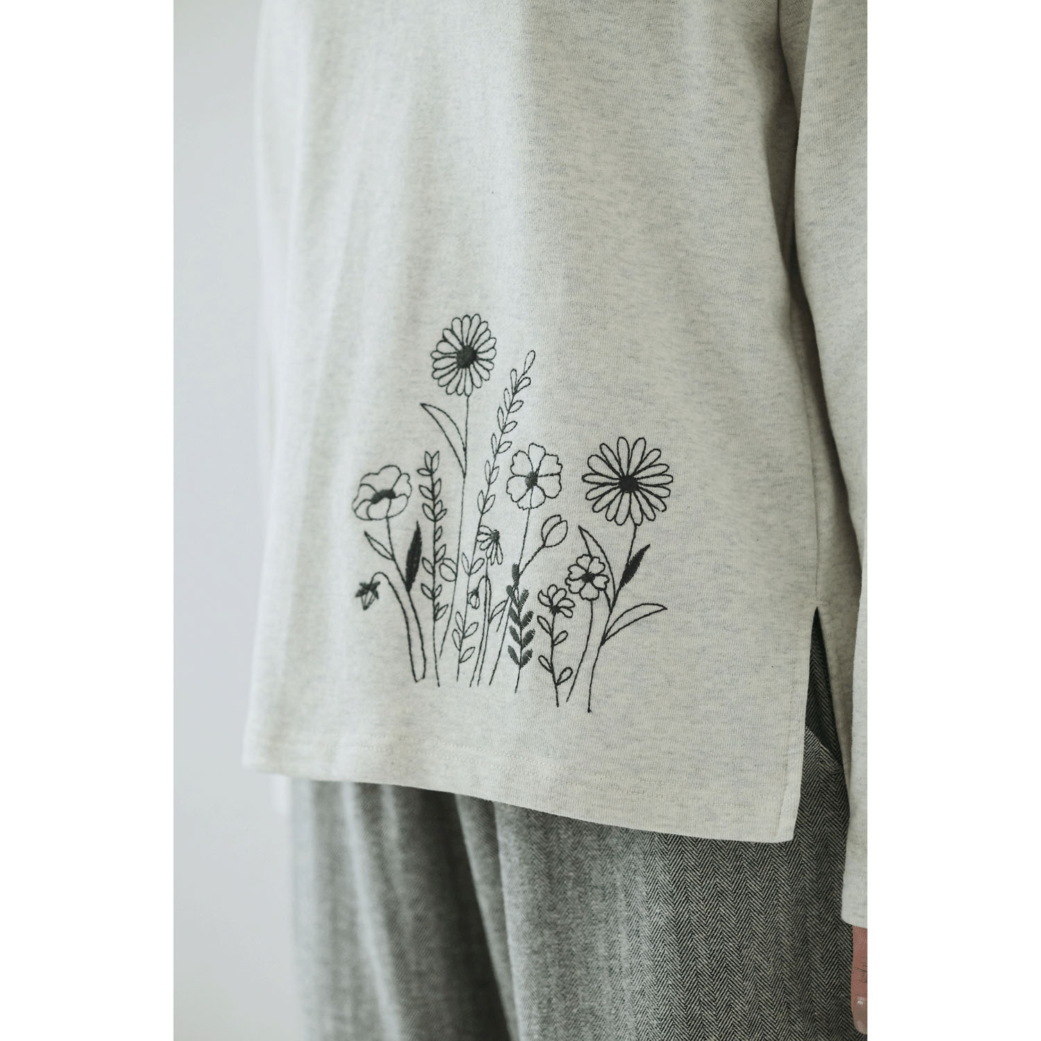 cloudnine ノンノ 裏毛無地先染め無地 ＋花柄刺繍入り カットソー - 画像6