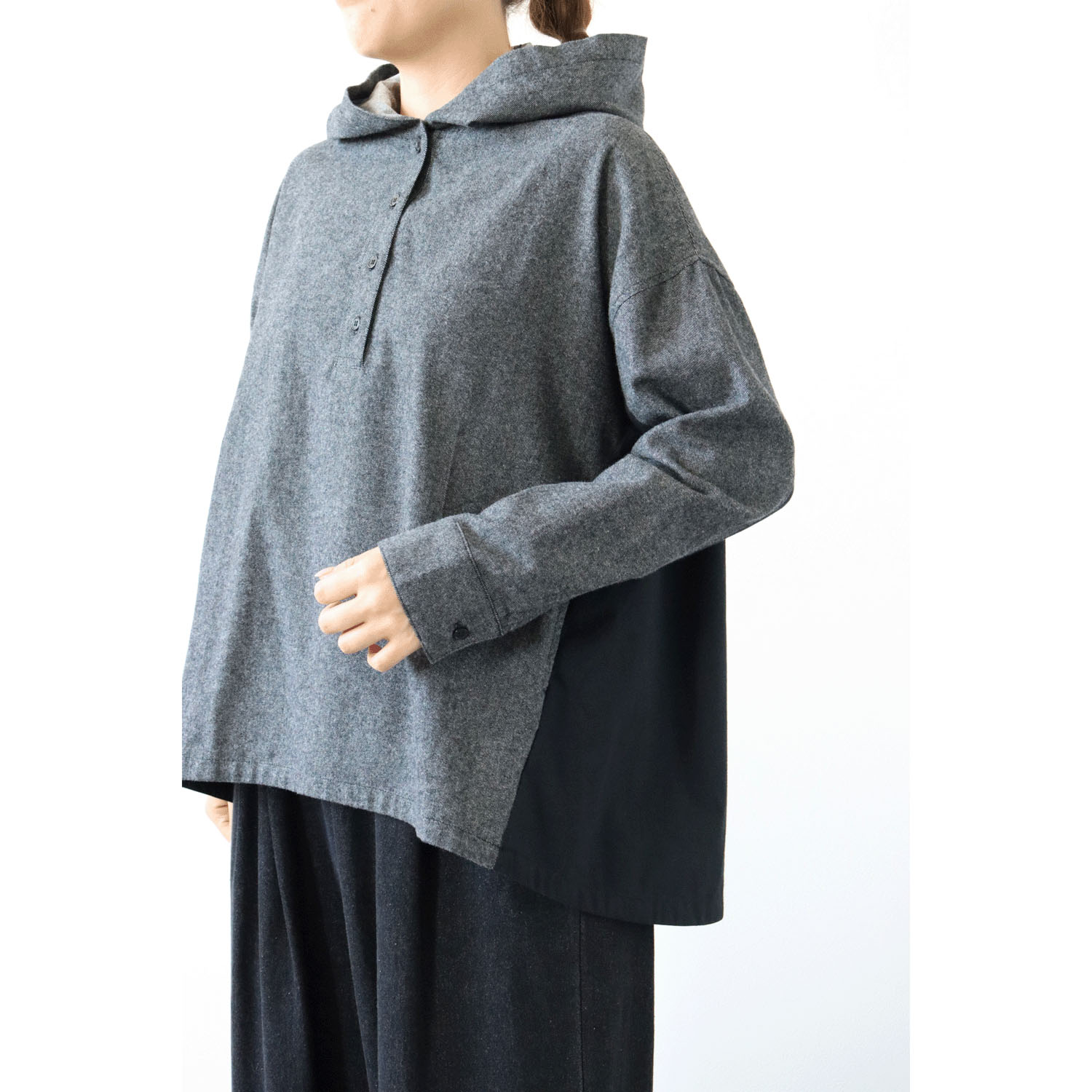 cloudnine ノンノ 表起毛綿ツイル＋高密度綿ブロード フード付きブラウス - 画像2