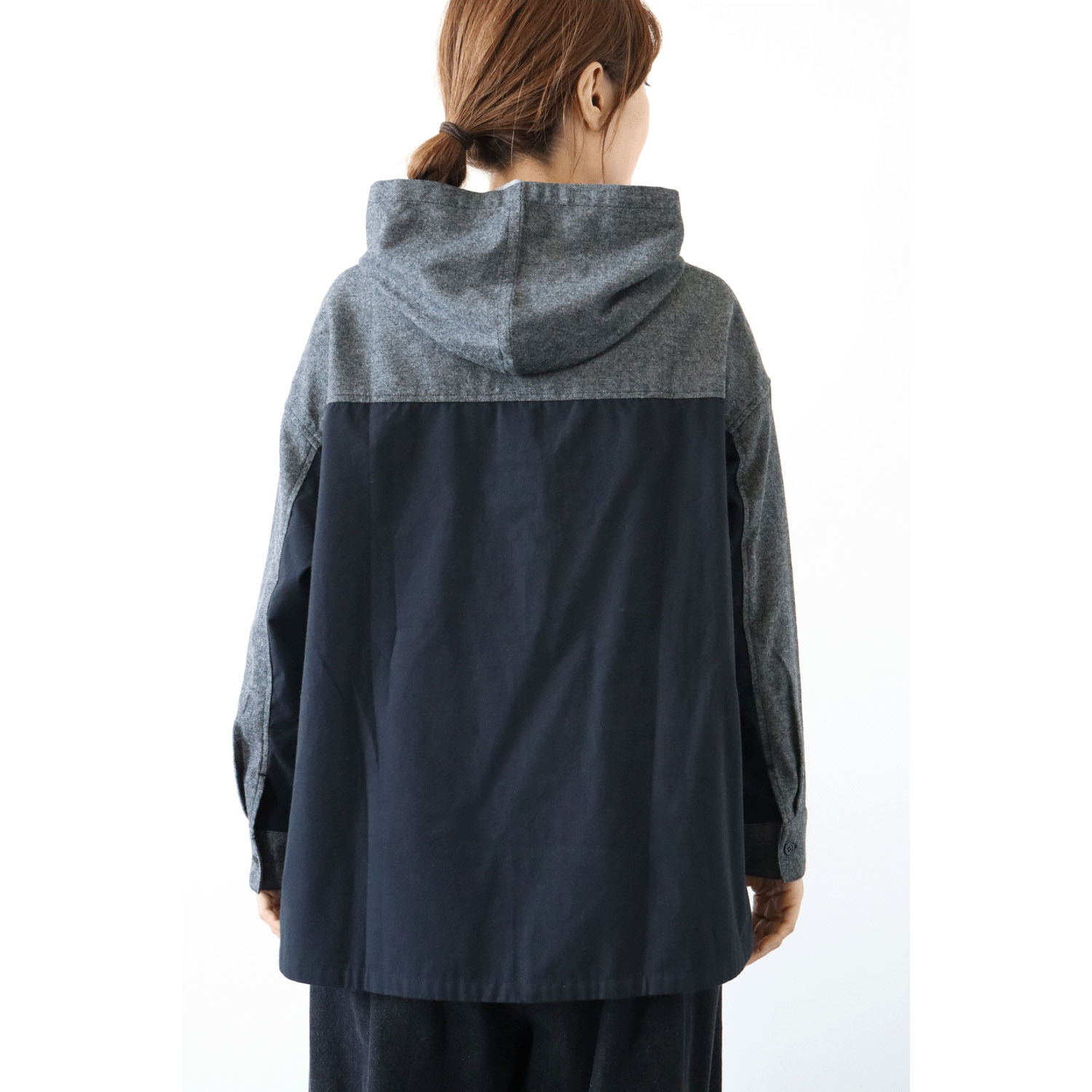 cloudnine ノンノ 表起毛綿ツイル＋高密度綿ブロード フード付きブラウス - 画像4