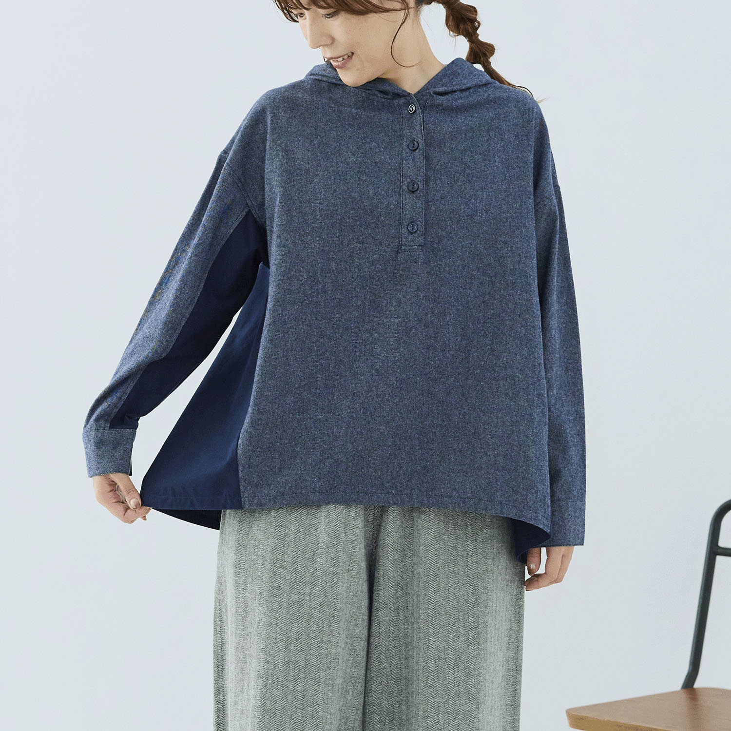 cloudnine ノンノ 表起毛綿ツイル＋高密度綿ブロード フード付きブラウス - 画像5