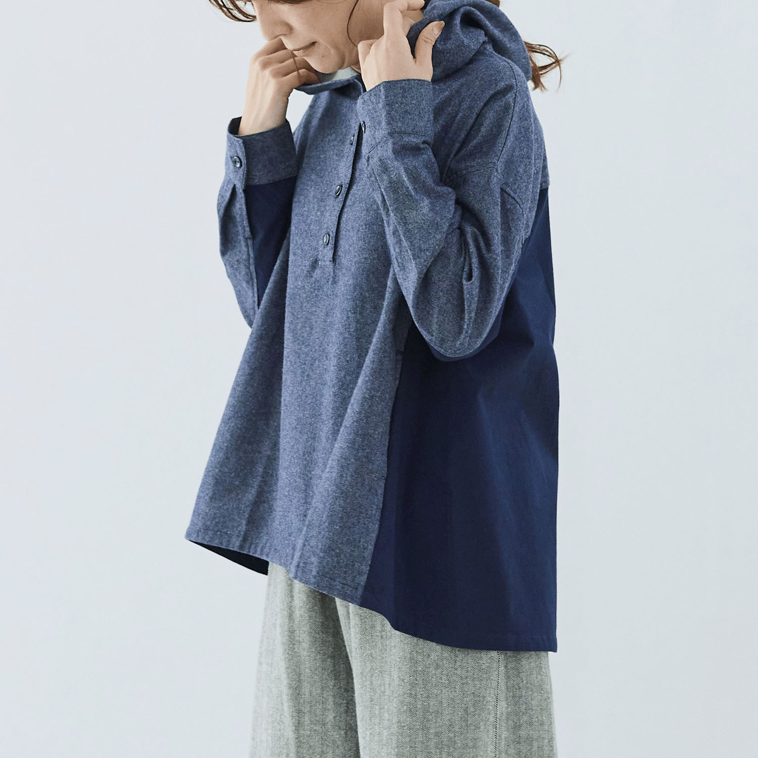 cloudnine ノンノ 表起毛綿ツイル＋高密度綿ブロード フード付きブラウス - 画像6