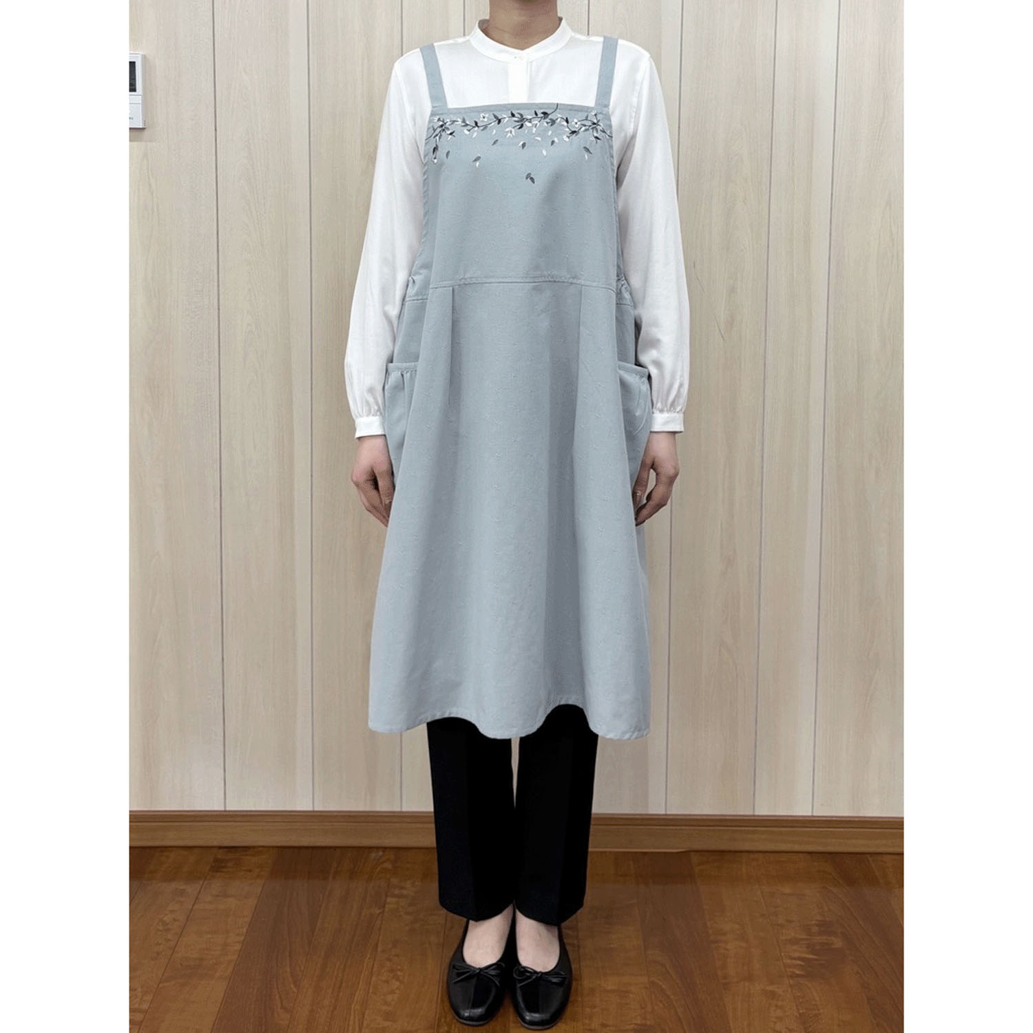 ECRU 胸元刺繍バックリボンエプロン - 画像2