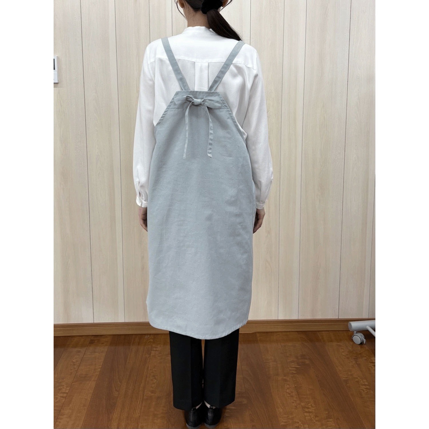 ECRU 胸元刺繍バックリボンエプロン - 画像4
