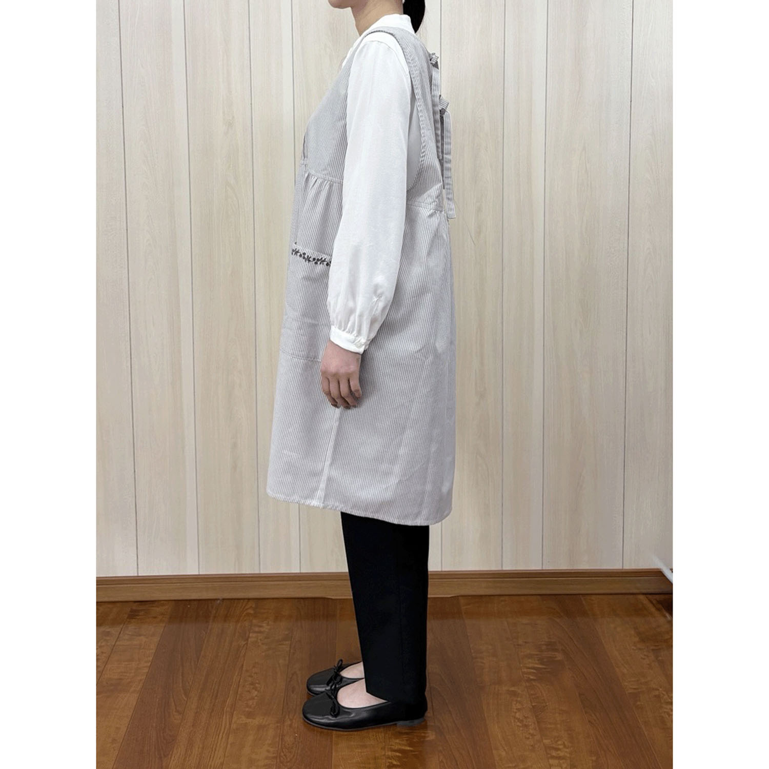 ECRU ポケット刺繍ギャザー入りエプロン - 画像3