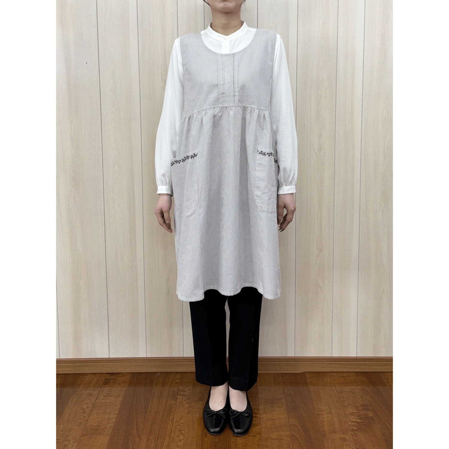 ECRU ポケット刺繍ギャザー入りエプロン - 画像1