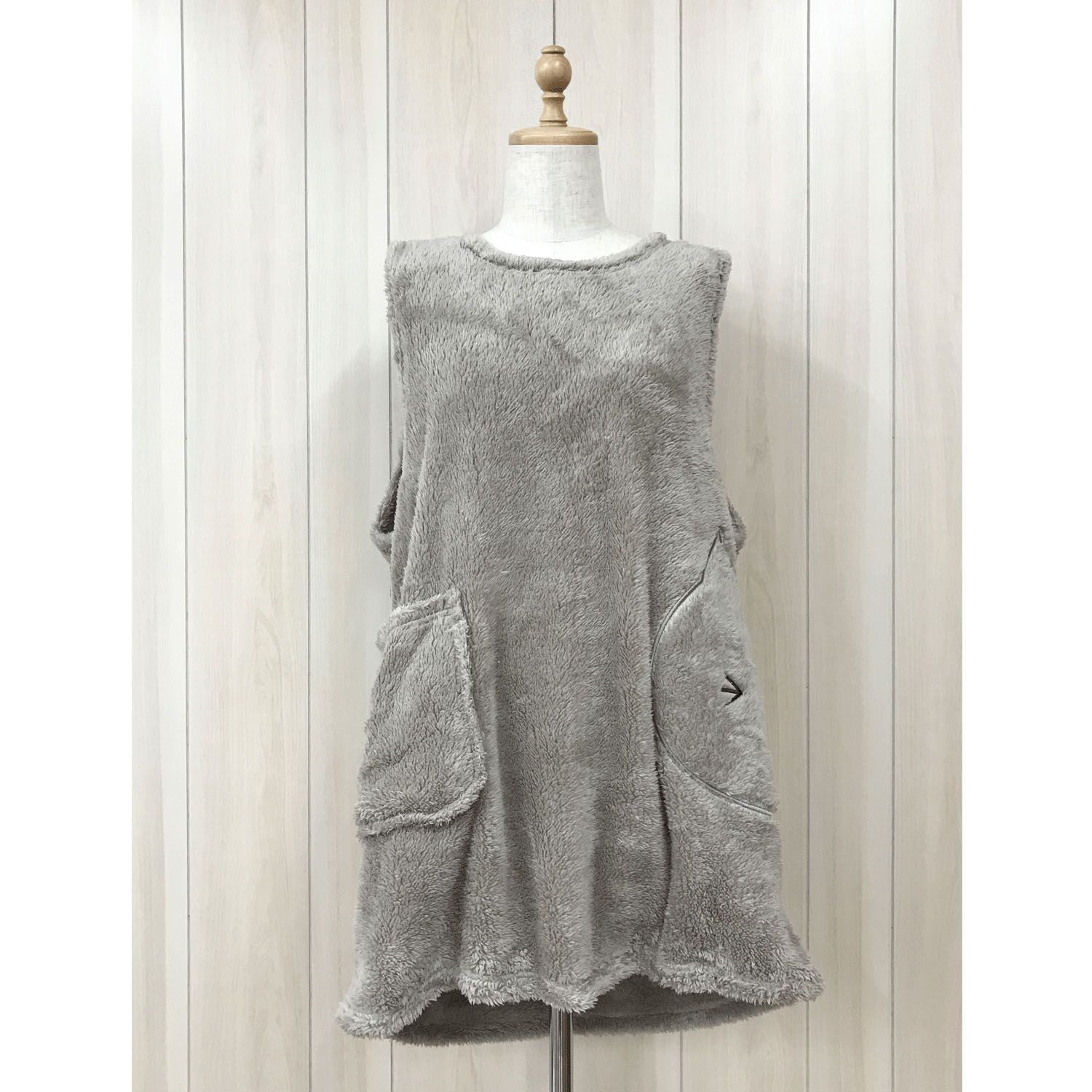 ボア無地ネコアップリケエプロン - 画像1