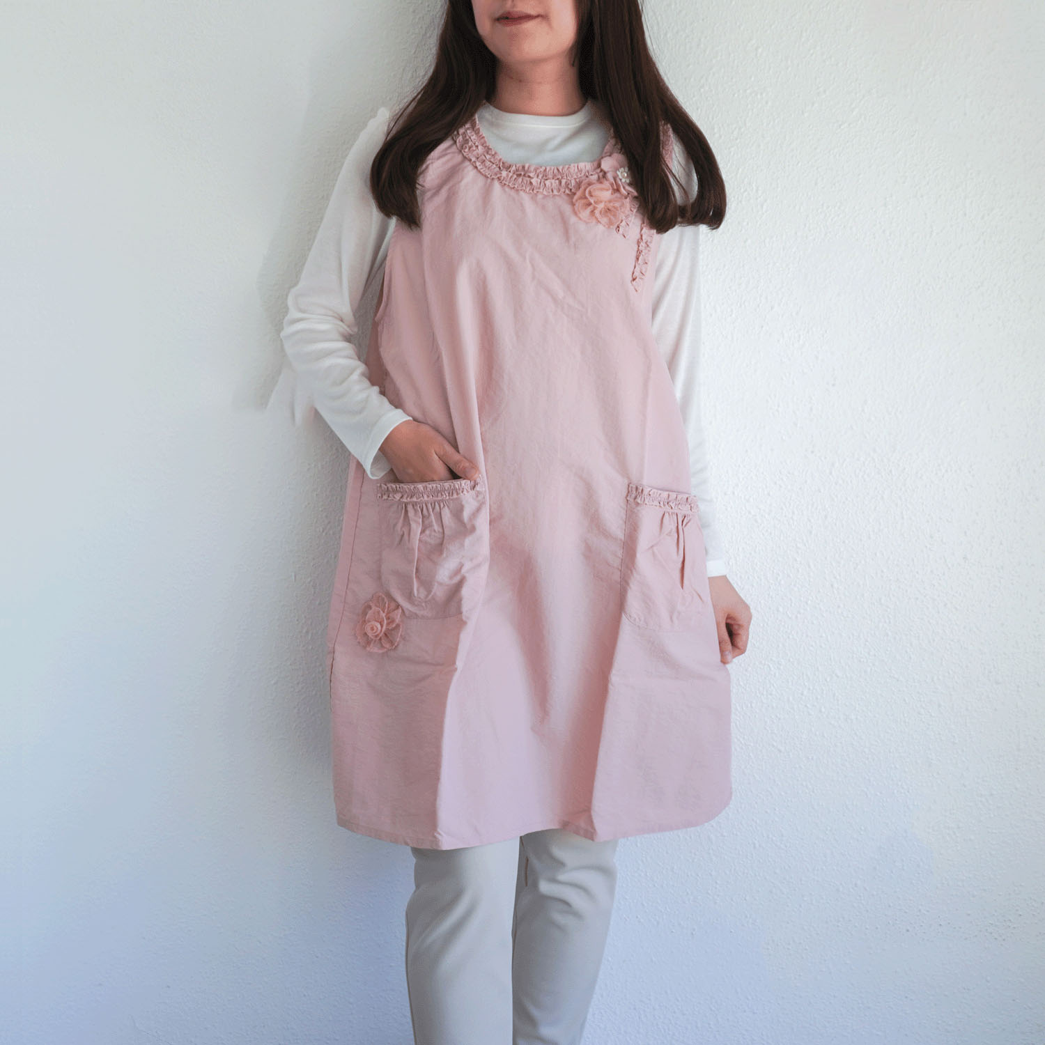 ナイロン花モチーフパール付き背ゴムエプロン - 画像4