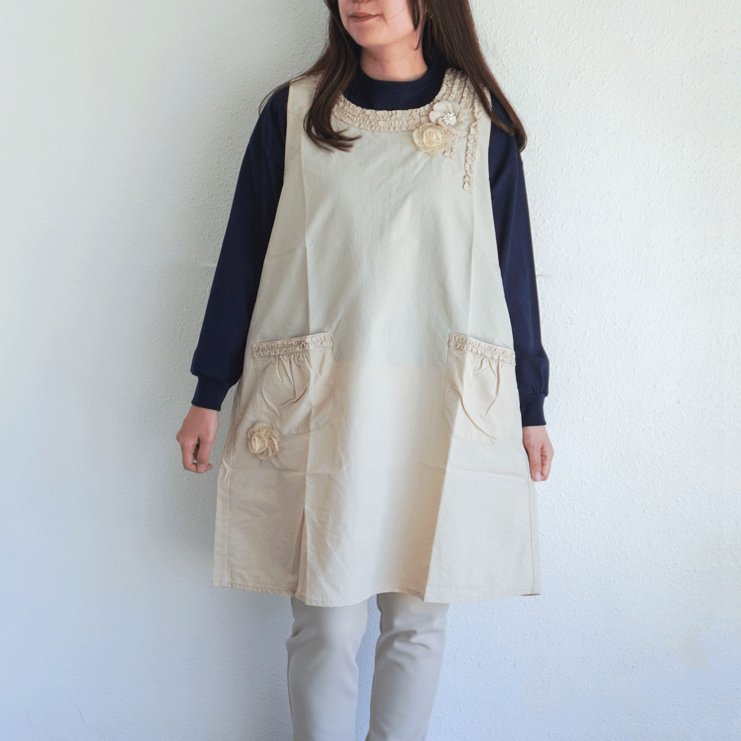 ナイロン花モチーフパール付き背ゴムエプロン - 画像1