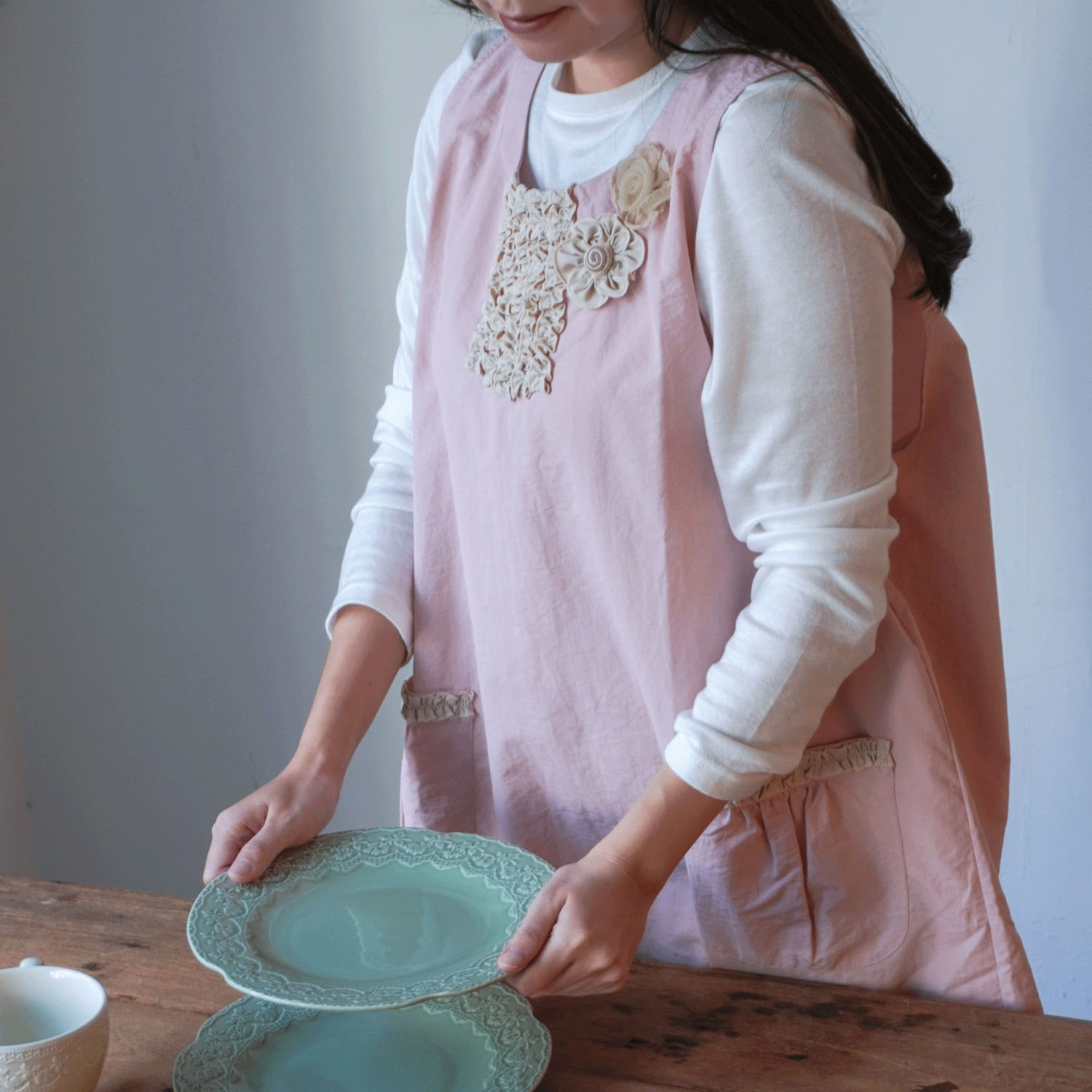 ナイロンバイカラーエプロン 後ろリボン - 画像1