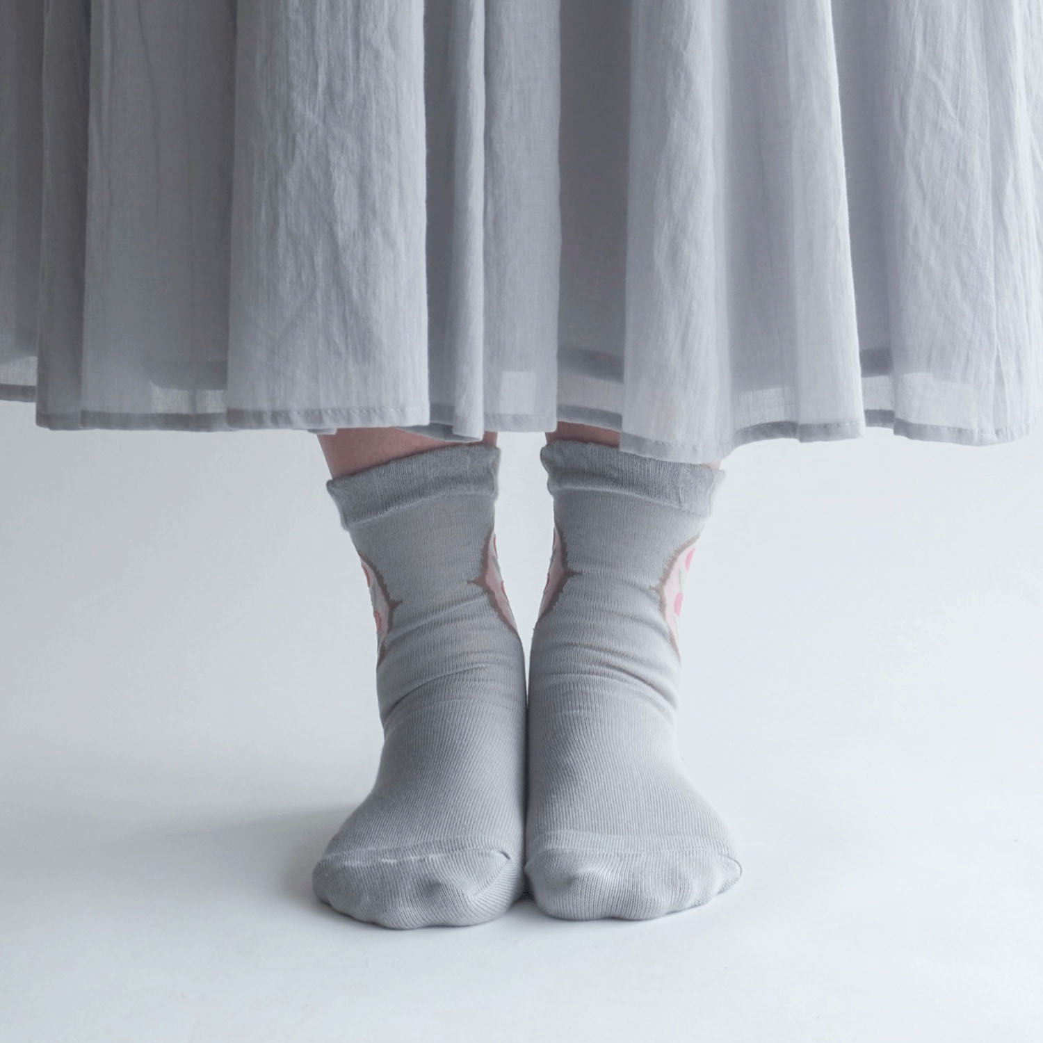 シースルーソックス 丈長  シルク混 くりぬき チューリップ柄 - 画像2