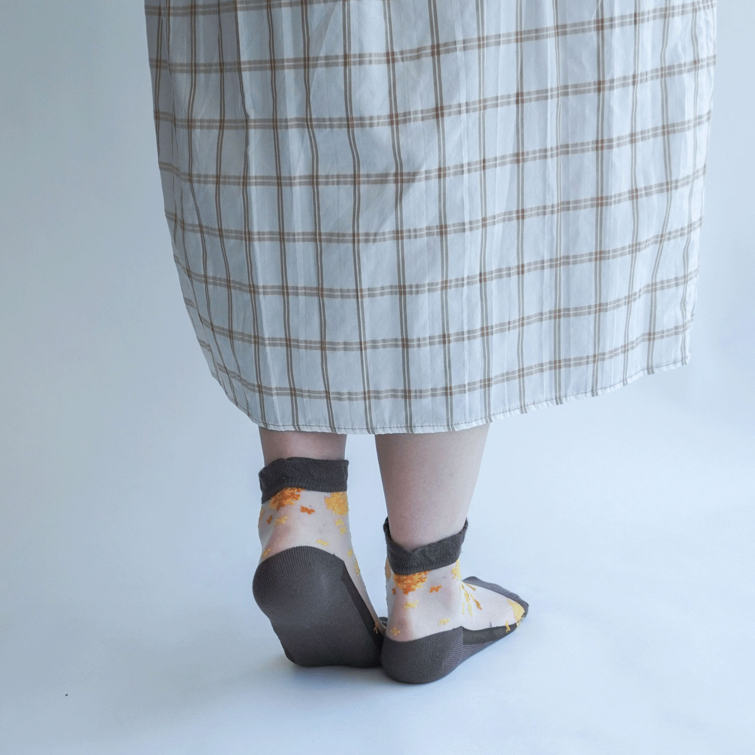 シースルーソックス クルー丈 シルク混 小花柄【在庫限り】 - 画像4