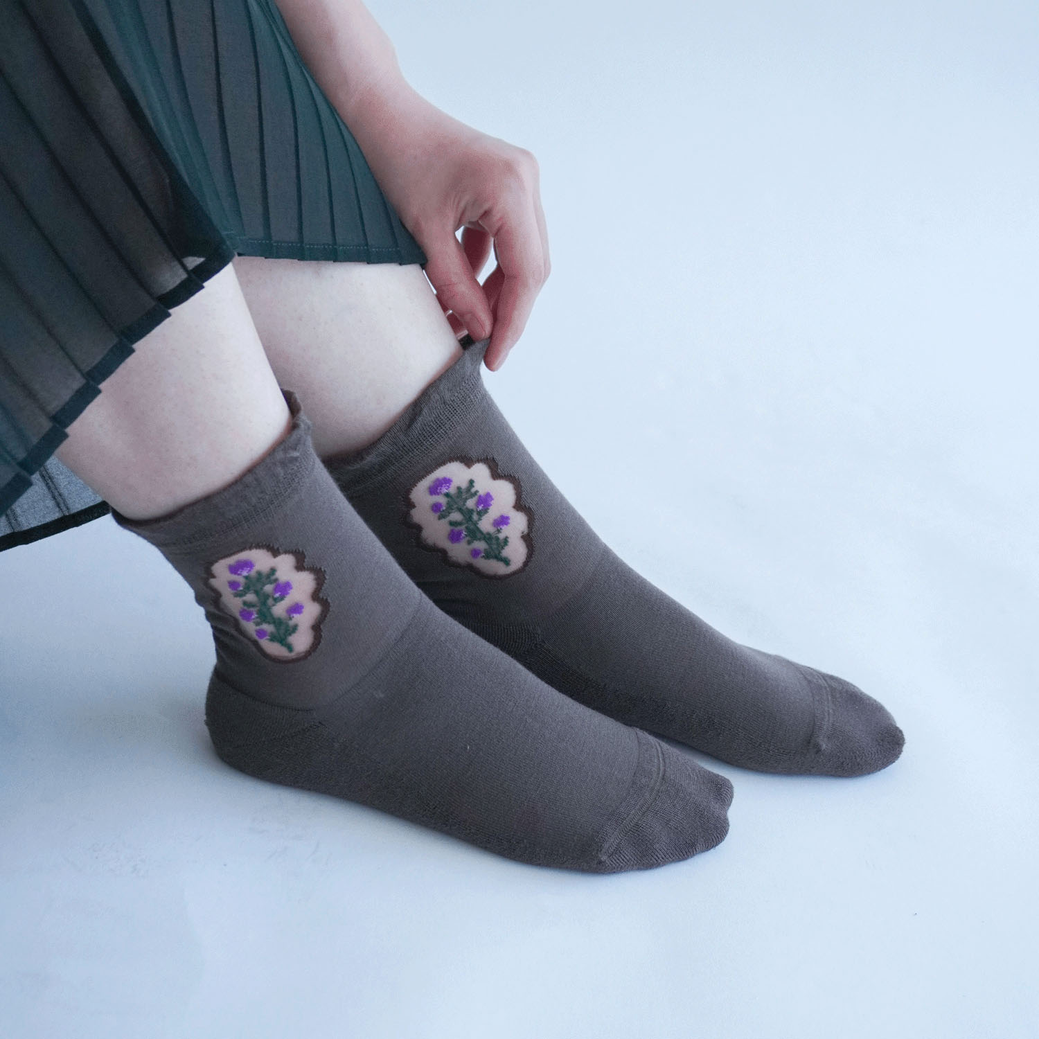 シースルーソックス クルー丈 シルク混  足底パイル くりぬきお花柄【在庫限り】 - 画像2